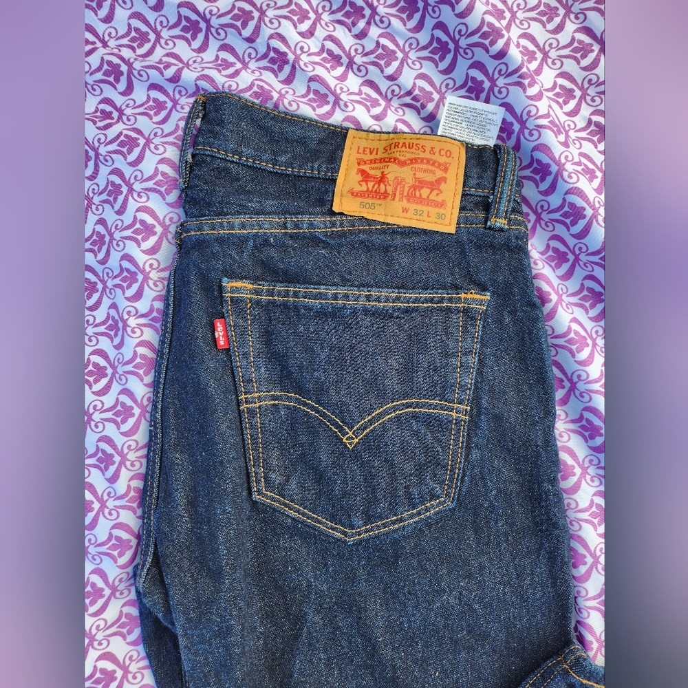 Dark blue Levi jeans for men in size W32 L30